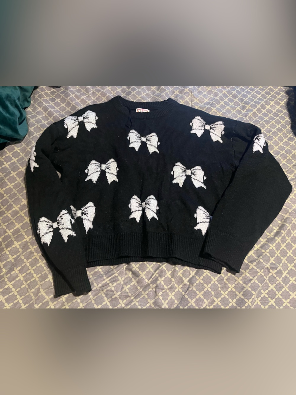 Black Bow Pattern Cropped Sweater